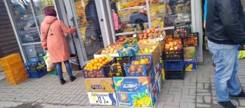 В Запорожье на проспекте овощами и фруктами торгуют прямо на тротуаре - фото