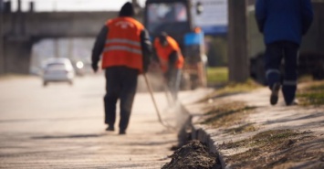В Харькове чистят дороги после зимы