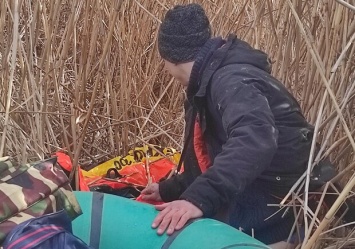 Потерял лодку и застрял на острове: под Харьковом спасли рыбака