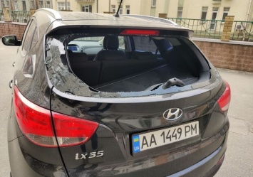 Выбили стекло: у музыканта украли гитары из машины