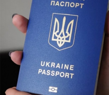 Электронный паспорт наравне с бумажным: что дает украинцам такое решение Рады