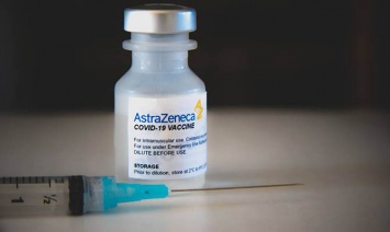 В ЕС уже не исключают связи вакцины AstraZeneca с образованием тромбов