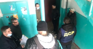 Лишили свободы и пытали. В Харькове четырем мужчинам сообщено о подозрении