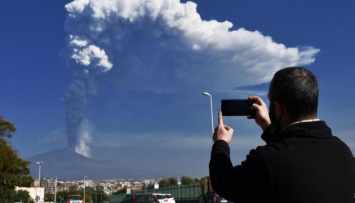 На Сицилии бушует Этна: пыль от 9-километрового столба покрыла соседние города