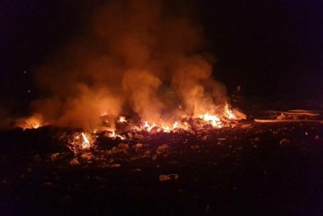 Спасатели около семи часов тушили масштабный пожар на свалке в Харьковской области, - ФОТО