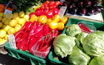 На запорожском рынке продают овощи для весенних салатов и необычную зелень - цены