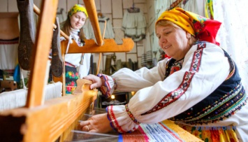 На Закарпатье в сельском музее во время пандемии начали учить ткачеству и создавать гуни