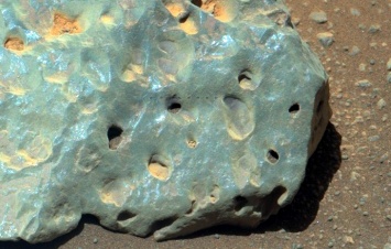 Марсоход Perseverance нашел на Красной планете зеленый камень с дырками как в сыре