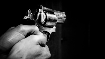 В Кривом Роге мужчина выстрелил в грудь сожительнице: пострадавшую доставили в реанимацию