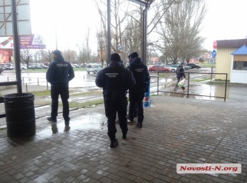 В Николаеве предприниматели рынка "Колос" пытались работать вопреки карантину: полиция и нацгвардейцы блокировали входы (ВИДЕО)