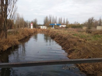 Специалисты КП «Городские дороги» выполняют работы по очистке стратегически важных гидрообъектов Одессы