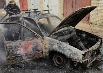 В Харькове возле гаража сгорел Opel