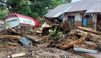 Число жертв оползня и наводнения в Индонезии и Восточном Тиморе превысило сотню