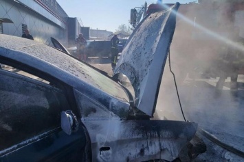 В Харькове спасатели тушили на ходу загоревшийся автомобиль, - ФОТО