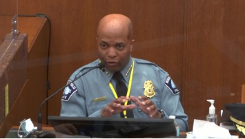 Начальник полиции Миннеаполиса свидетельствует о нарушении Човеном политики при аресте Джорджа Флойда