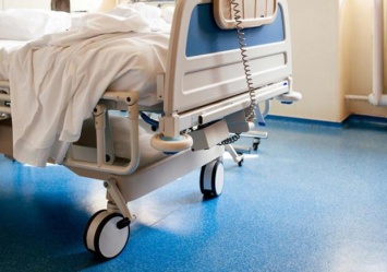 Женщина - в холле медцентра, мужчина - у поликлиники: на Полтавщине умерли пожилые пациенты