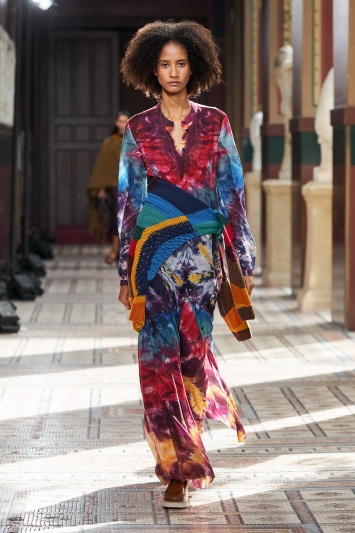 Модный принт tie-dye в коллекциях весна-лето 2021