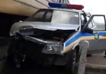 Жуть: пригородный поезд "Днепр-Кривой Рог" столкнулся с машиной полиции (видео)