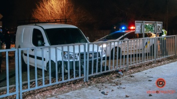 В Днепре на Дубинина пьяный водитель Fiat скрывался от погони и врезался в ограждение