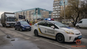 В Днепре на Метростроевской Hyundai сбил женщину: ее забрала скорая