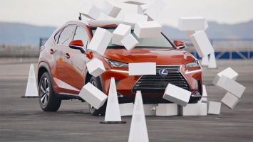 Видео: Lexus за 4.6 секунды отучивает водителей от опасной привычки