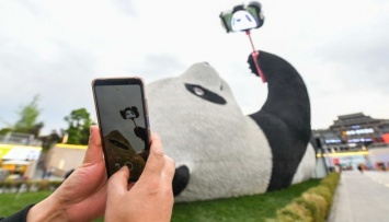 В Китае появилась гигантская панда, делающая селфи