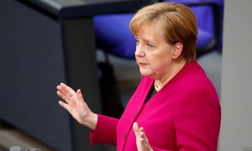 Меркель в разговоре с Путиным потребовал отвести войска от границы с Украиной