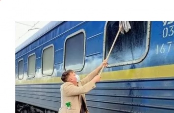 Возмущенный грязью в украинских поездах, датчанин помыл окна в вагоне, - соцсети взорвались