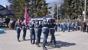 На Харьковщине попрощались с бойцом 92-й бригады, погибший под Золотым