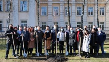 В Киеве высадили «Аллею единства»