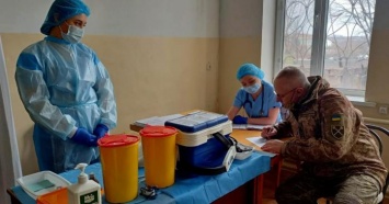 Хомчак вакцинировался от COVID-19 на Донбассе (ФОТО)