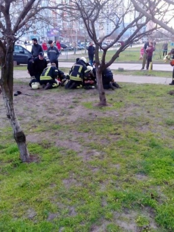 Могли умереть: в Киеве пожарные спасли от смерти двух маленьких детей, - ФОТО