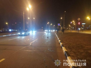 В Харькове автомобиль насмерть сбил полицейского, перебегавшего дорогу на "красный", - ФОТО