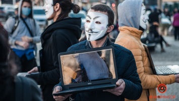 В Днепре на Европейской площади люди в масках Анонимуса пропагандировали веганство