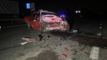 Авария на трассе под Кривым Рогом: фура врезалась в легковушку, три человека в больнице