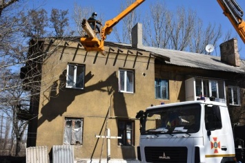 ГСЧС помогают восстанавливать поврежденные дома в зоне ООС
