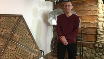 Крымский татарин создал уникальное мозаичное панно и зарегистрировал рекорд Украины