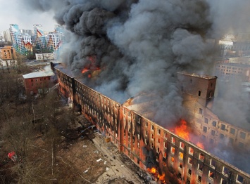 В Петербурге полностью сгорела Невская мануфактура, погиб пожарный