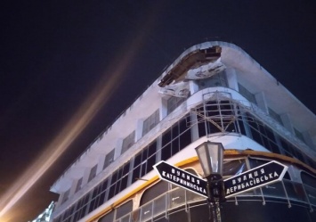 Опасно ходить: в центре Одессы частично обрушился фасад здания
