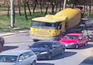 Испортил асфальт: в Одессе оштрафовали водителя бетономешалки