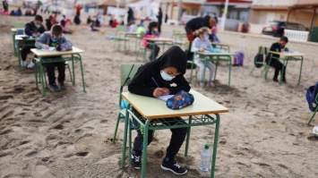 Уроки возле моря: испанские школьники обучаются на пляже (фото)