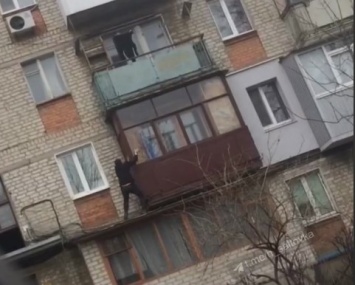"Лез к успеху": в Харькове мужчина рухнул с балкона (видео)