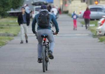 В центре Запорожья велосипедист сбил 8-летнюю девочку: ее доставили в больницу