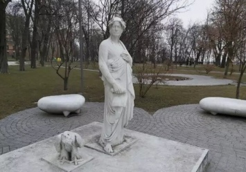 Не прошло и года: памятник орлу Данте Алигьери в Киеве наконец-то восстановят
