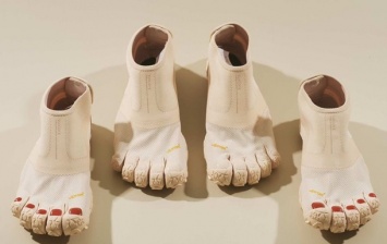 В Японии создали ботинки с пальцами и педикюром
