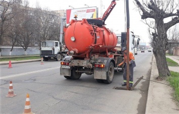 Специалисты КП «Городские дороги» восстанавливают решетки дождеприемников
