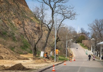 Возле пляжа в Одессе срезали часть склона: что там построят