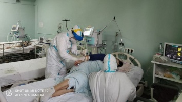Пролежали 8 дней рядом в реанимации: в больнице Мечникова спасли супружескую пару с коронавирусом