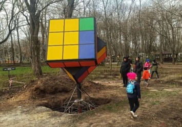 Только не крути: в парке Горького появился огромный кубик Рубика