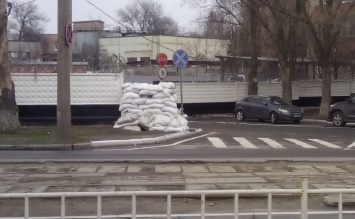 Террористы в оккупированном Донецке укрепляют админздания песком и вывозят архивы, - СМИ